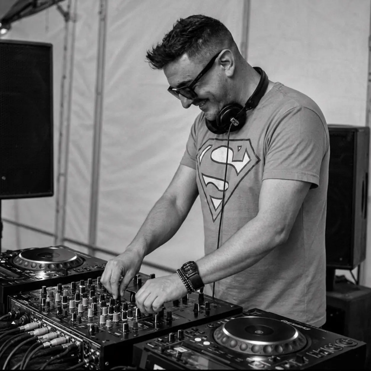 NØXDANI en la cabina de DJ